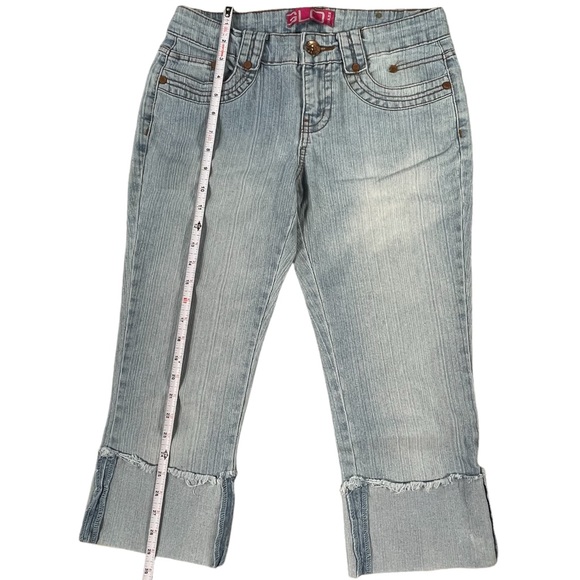 Glo Jeans Capri pants size 5 light wash, butterfly on pockets, rolled cuffs - Picture 10 of 15